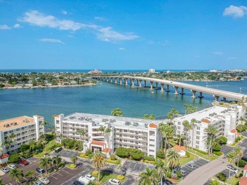 Bahia Vista Enjoy Island Life on Isla in St Petersburg, USA