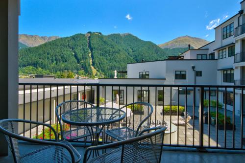 Three-Bedroom Apartment - Mountain View