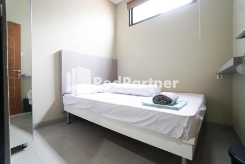 Tomang Gelong Guest House Syariah Mitra RedDoorz – Jakarta, NY