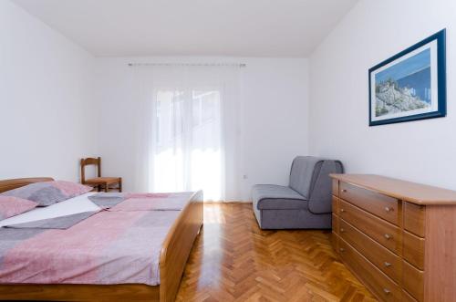 One-Bedroom Apartment image 3