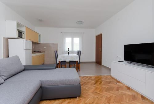 One-Bedroom Apartment image 6