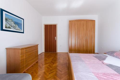 One-Bedroom Apartment image 2