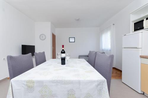 One-Bedroom Apartment image 9