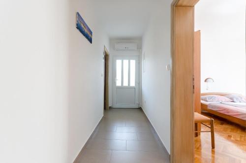One-Bedroom Apartment image 5