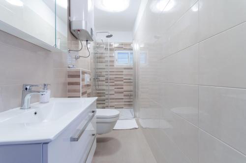 One-Bedroom Apartment image 4