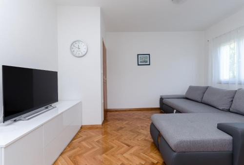 One-Bedroom Apartment image 7
