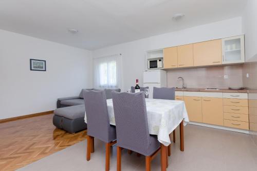 One-Bedroom Apartment image 10