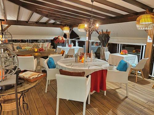 Ресторант, GREEN LORD DOMAINE - Lodges Piscine & Spa - Bar & Lounge - Restaurant gastronomique in Lamentin