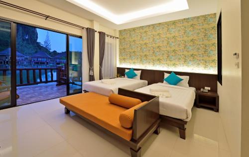 2 twin beds, 1 sofa bed