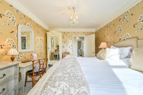 The Town House - Luxury Holiday Home with Hot Tub - image 13