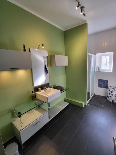 Vannas istaba, Grande Maison meublee tout equipe Wifi, Tele, Billard - Demeure de 196 m2 a Tain l'hermitage - 5 Cha in Tain-l'Hermitage