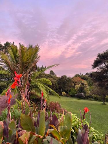 Romantic vintage retreat away in West Auckland photo 3