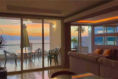 Luxury 3 BR W/ Gorgeous Ocean View & Jacuzzi