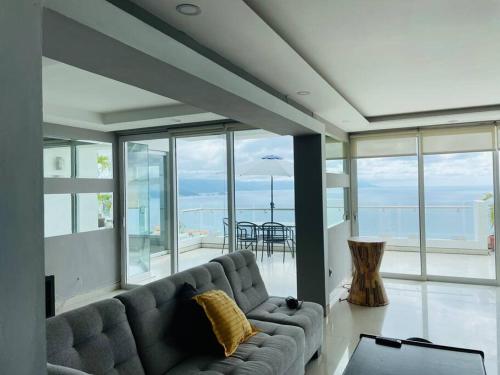 Luxury 3 BR W/ Gorgeous Ocean View & Jacuzzi