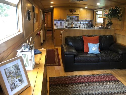 Willow - Cottage on the River, Luxury Houseboat