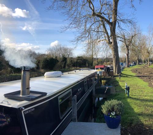 Willow - Cottage on the River, Luxury Houseboat