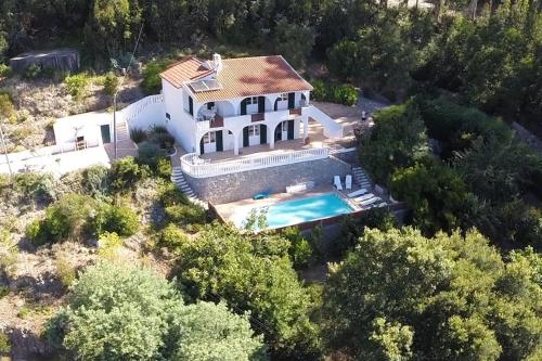 Nature-immersed 4 Bedroom Villa - Pool & Sea Views gîte à louer Foião