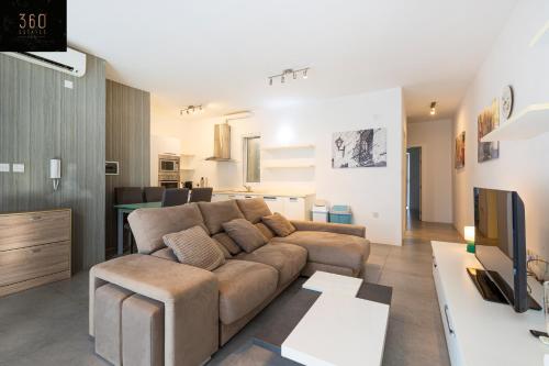 ห้องส่วนกลางสำหรับนั่งเล่น/ดูทีวี, Sunny & beautiful views, Amazing Design & Terrace by 360 Estates in แอตตาด