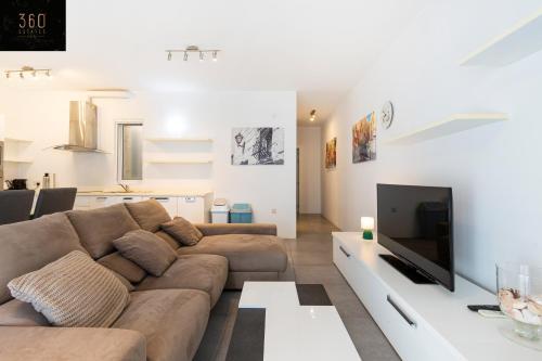 Sunny & beautiful views, Amazing Design & Terrace by 360 Estates, Lija (foto 9)