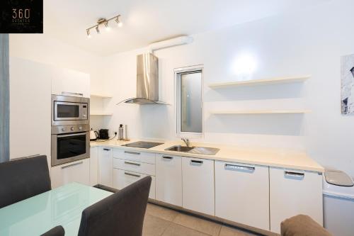 ห้องครัว, Sunny & beautiful views, Amazing Design & Terrace by 360 Estates in แอตตาด