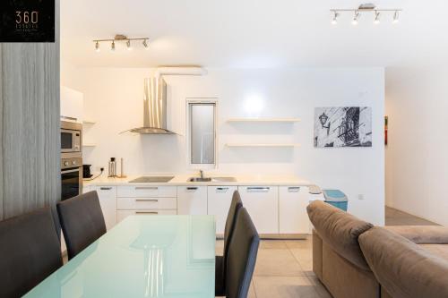 Sunny & beautiful views, Amazing Design & Terrace by 360 Estates in แอตตาด