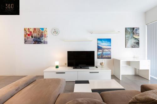 Sunny & beautiful views, Amazing Design & Terrace by 360 Estates, Lija (foto 10)