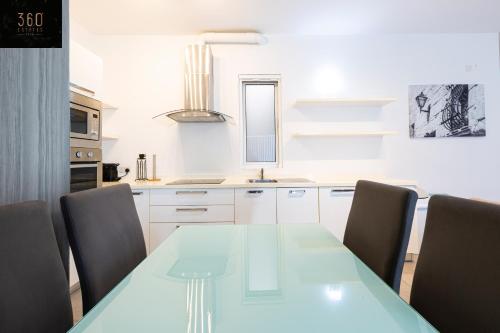 Sunny & beautiful views, Amazing Design & Terrace by 360 Estates in แอตตาด