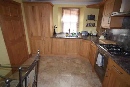 Ulverston Centre Superb 3 Double Bedroom Apartment - Tap to explore photos