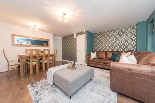 Broughton 4 Bedroom Townhouse with Free Parking, Free WiFi, and Smart TV with Netflix Sleeps up to 8