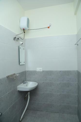 Bathroom, Hotel Bangalore Airport Inn, Near kempegowda Airport, Airport Pickup & Drop Available 24X7 near Kempegowda International Airport