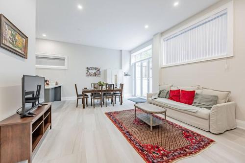 Adorable 2 Bedroom Vacation Home with Free Parking