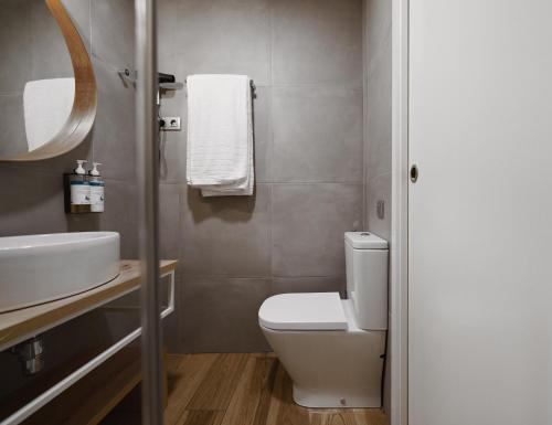 Small Room with Balcony image 2