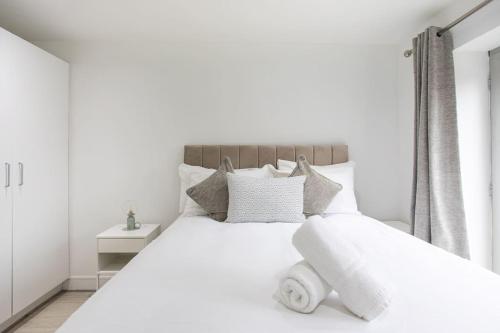 Fabulous Modern Luxury Apartment Sleeps 6- Parking - Tap to explore photos