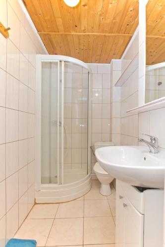 Villa LINNE - pok 2, 3 i 4-os, apartamenty z aneksami, WiFi, plaża 7min, centrum - 300m – Jastrzebia Gora, NY
