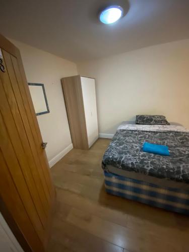 BIG ROOM rusholme WITH TV AND PRIVATE BATHROOM-parking&wifi 2