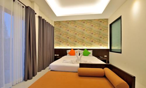 1 king bed, 1 sofa bed
