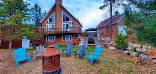 Amazing 3-bedroom entire Chalet-Sauna+lakeview+Spa+BBQ(Best place to relax)