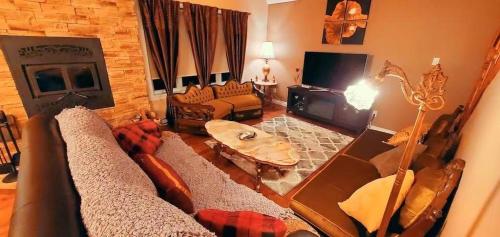 Amazing 3-bedroom entire Chalet-Sauna+lakeview+Spa+BBQ(Best place to relax)