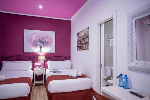Twin Room image 4