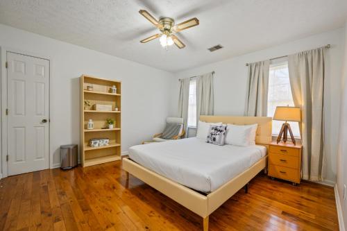 2 Story Home With Sunroom & Cozy Deck Close To KSU in Kennesaw, USA