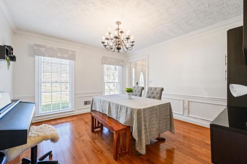 2 Story Home With Sunroom & Cozy Deck Close To KSU in Kennesaw, USA