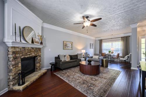 Stay In This Chic Townhome Near Olde Rope Mill in 伍德斯托克