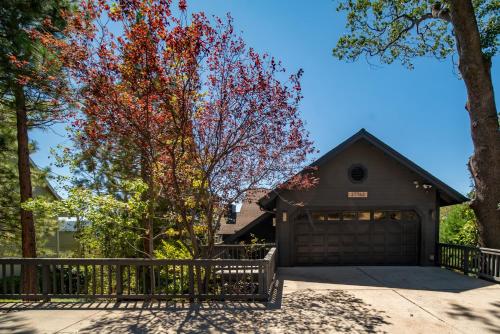 Lake Arrowhead Luxury Vacation Home - Lake Views, Game Room, Hot Tub & Pets