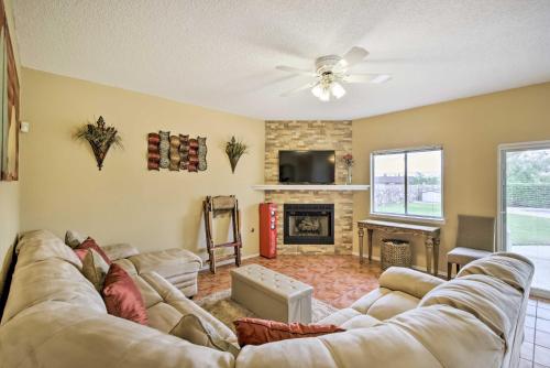 El Paso Retreat with Pool 11 Mi to Downtown!