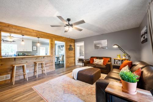 Cabin Style Stay With Hot Tub, Grill & Porch Swing - Apartment - Woodstock