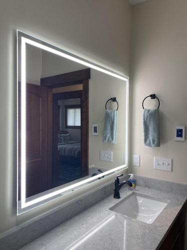 Family Friendly, Pet Friendly, New Build, 20 mi to Breckenridge - Lamplighter Lodge in Fairplay, USA
