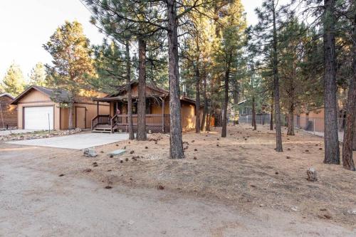 Hot Tub, Fire Pit & Pet Friendly Lazy Bear Lodge in Woodlands, USA