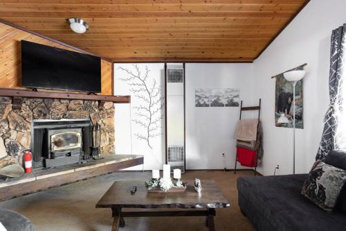 Hot Tub, Fire Pit & Pet Friendly Lazy Bear Lodge in Woodlands, USA