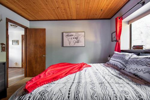 Hot Tub, Fire Pit & Pet Friendly Lazy Bear Lodge in Woodlands, USA