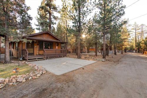 Hot Tub, Fire Pit & Pet Friendly Lazy Bear Lodge in Woodlands, USA